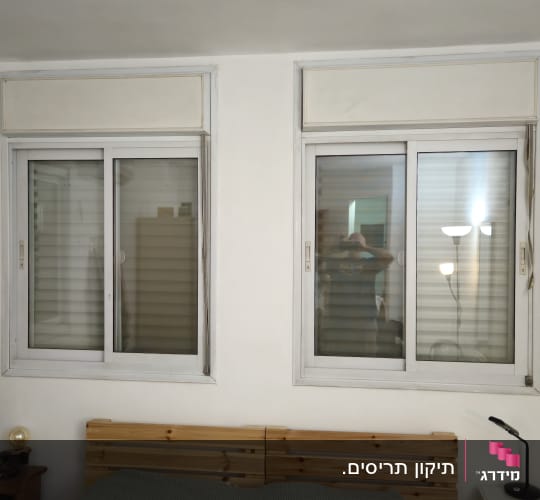 חדר עם חלונות ותריסים סגורים